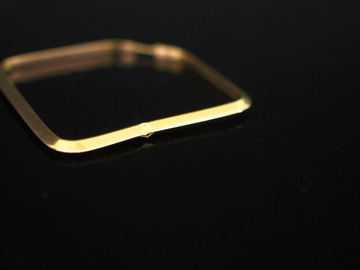 Paire de créoles de forme losangique en or jaune 750.  4 x 4,5 cm Poid