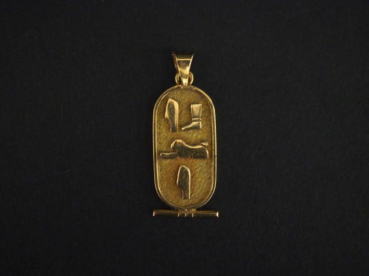 Pendentif de style égyptien en or jaune 585, à décor de hiéroglyphes. 