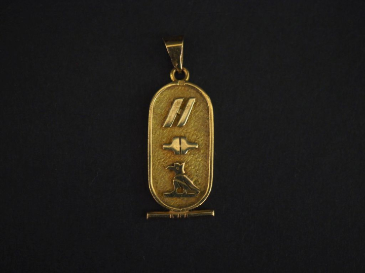 Pendentif de style égyptien en or jaune 585, à décor de hiéroglyphes. 