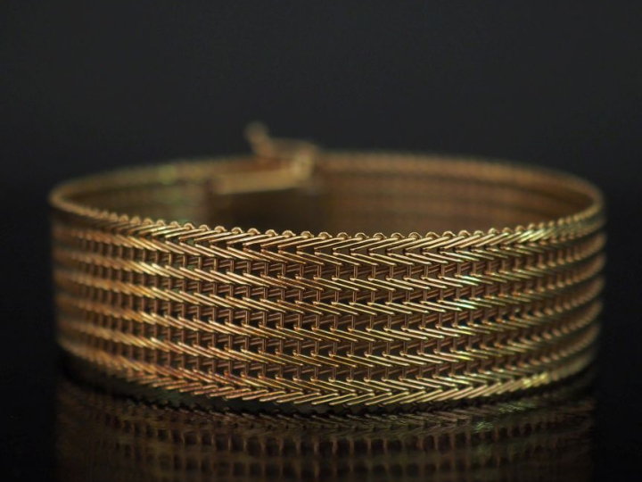 Bracelet manchette en or jaune 585, maille plate ajourée et tressée.  