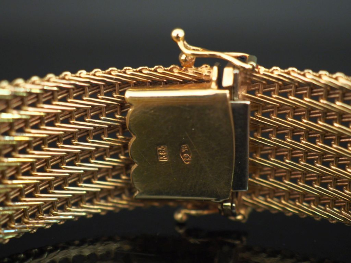 Bracelet manchette en or jaune 585, maille plate ajourée et tressée.  