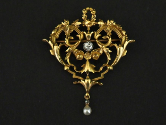 Vente aux enchères Broche ajourée de style Louis XVI en or jaune 750, à décor de branchag