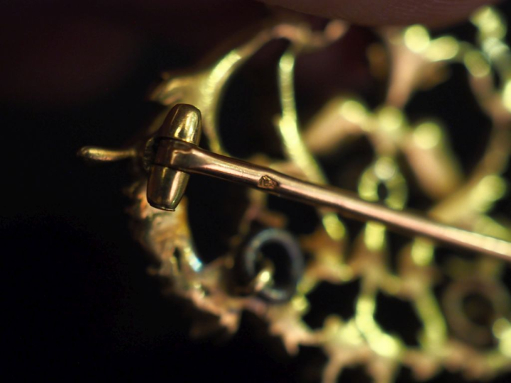 Broche ajourée de style Louis XVI en or jaune 750, à décor de branchag