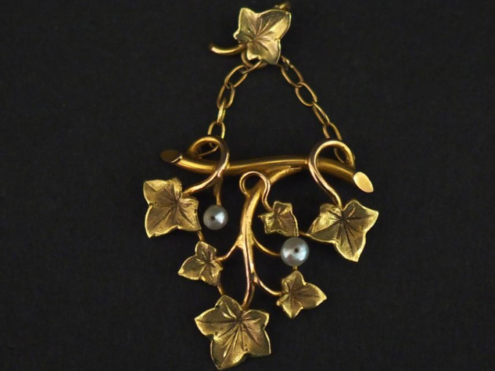 Pendentif en or jaune 750, à décor ajouré de pampres et agrémenté de d