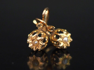 Vente aux enchères Paire de perces oreilles Napoléon III en or jaune 750, à décor d'une é