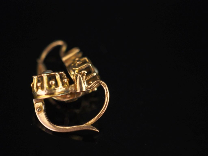 Paire de perces oreilles Napoléon III en or jaune 750, à décor d'une é