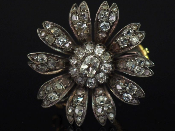 Broche en argent 925 et vermeil, en forme de fleur épanouie et sertie 