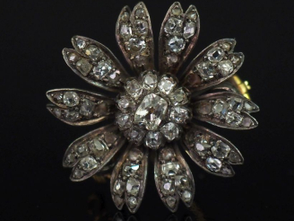 Vente aux enchères Broche en argent 925 et vermeil, en forme de fleur épanouie et sertie 