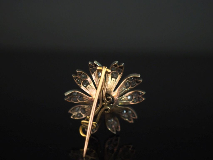 Broche en argent 925 et vermeil, en forme de fleur épanouie et sertie 