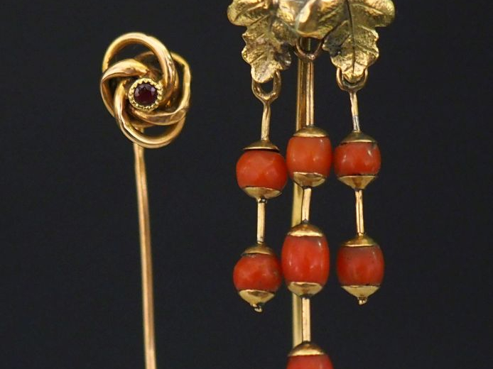 Ensemble comprenant :  - une épingle à cravate en or jaune 750, à déco