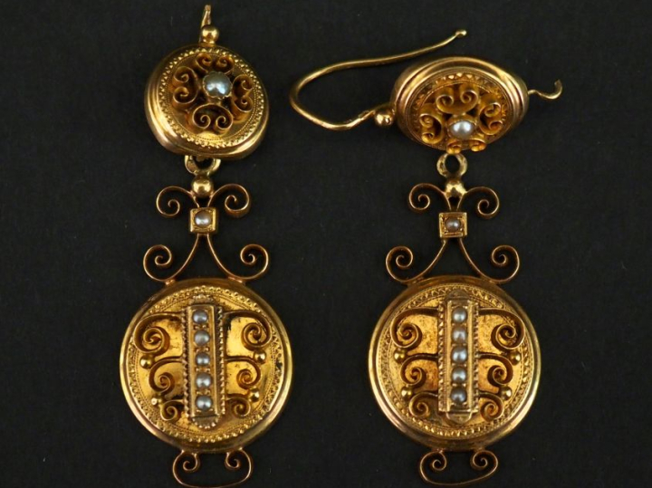 Paire de perces oreilles Napoélon III en or jaune 750, sertis de petit