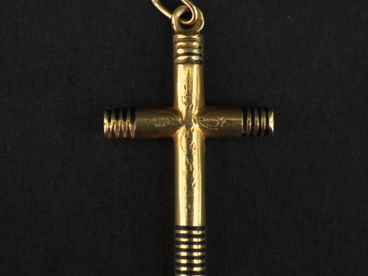 Pendentif Napoléon III en or jaune 750 en forme de croix, à décor émai