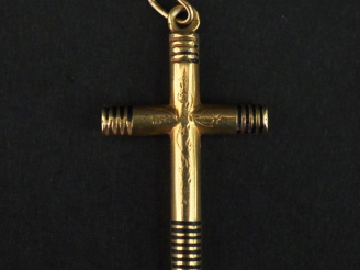 Vente aux enchères Pendentif Napoléon III en or jaune 750 en forme de croix, à décor émai