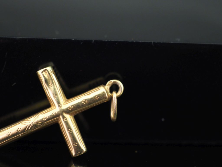 Pendentif Napoléon III en or jaune 750 en forme de croix, à décor émai