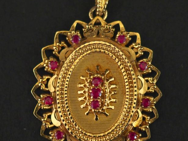 Pendentif ovale Napoléon III en or jaune 750, serti en son centre, sur