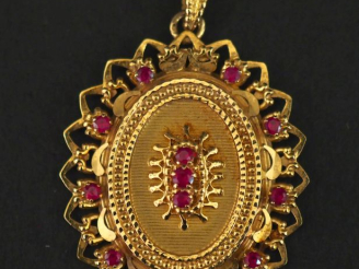 Vente aux enchères Pendentif ovale Napoléon III en or jaune 750, serti en son centre, sur