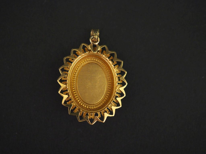 Pendentif ovale Napoléon III en or jaune 750, serti en son centre, sur
