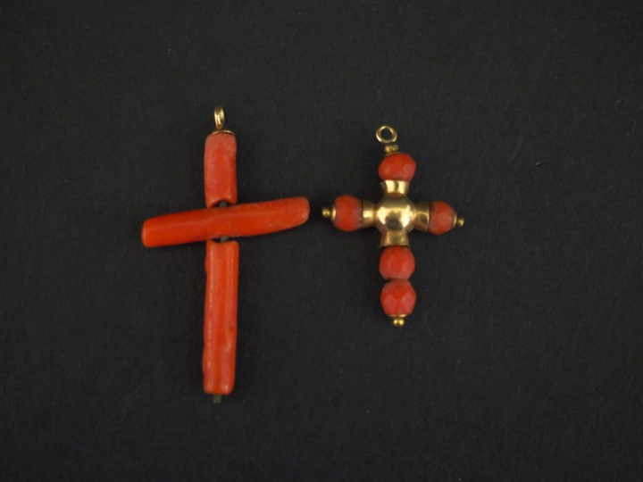 Ensemble comprenant :  - un pendentif Napoléon III en or jaune 750 et 