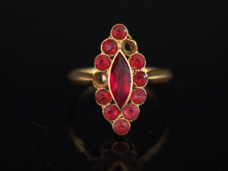 Vente aux enchères Bague Napoléon III de forme marquise en or jaune 750, sertie de pierre