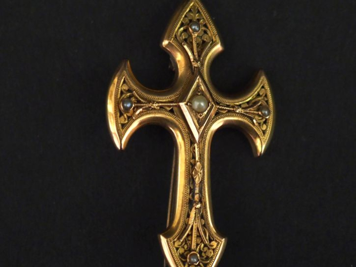 Broche Napoléon III en or jaune 750, à décor ajouré de feuillage et se