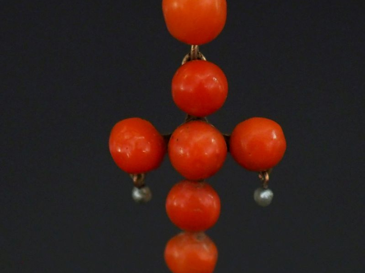 Pendentif Napoléon III en forme de croix en or jaune 750, serti de cor