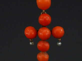 Vente aux enchères Pendentif Napoléon III en forme de croix en or jaune 750, serti de cor