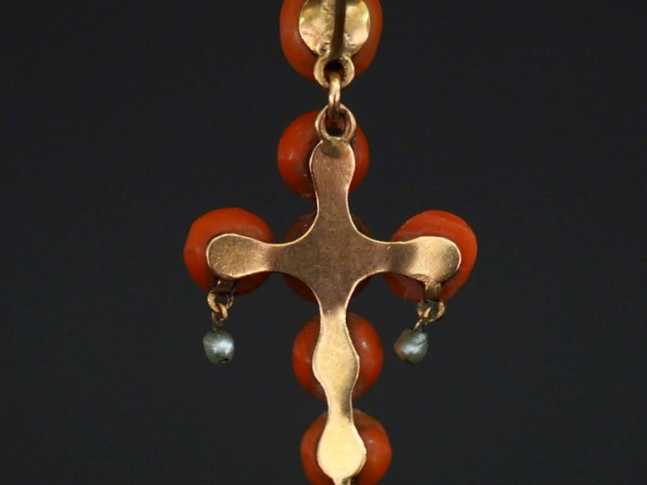 Pendentif Napoléon III en forme de croix en or jaune 750, serti de cor