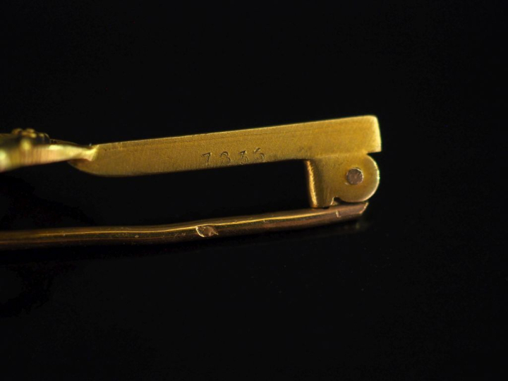 Broche barrette de style Louis XVI en or jaune 750, à décor ajouré en 