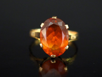 Vente aux enchères Bague en or jaune 750, sertie en son centre d'un quartz orangé.  TDD. 