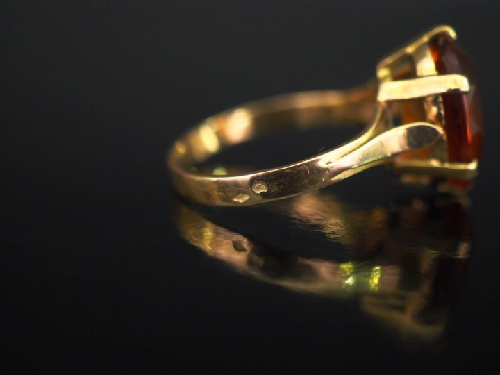 Bague en or jaune 750, sertie en son centre d'un quartz orangé.  TDD. 