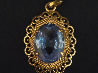 Vente aux enchères Pendentif ovale en or jaune 750, serti en son centre d'une pierre bleu