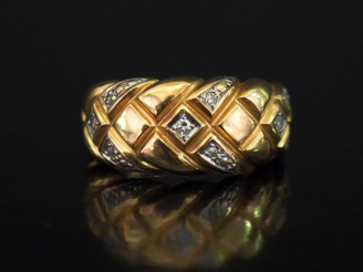 Vente aux enchères Bague bandeau en or jaune 750, à décor quadrillé et sertie de petits d