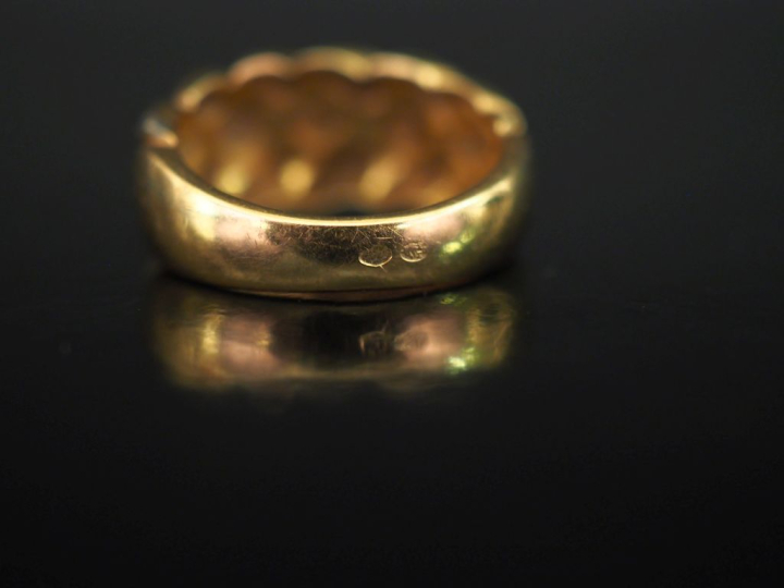 Bague bandeau en or jaune 750, à décor quadrillé et sertie de petits d