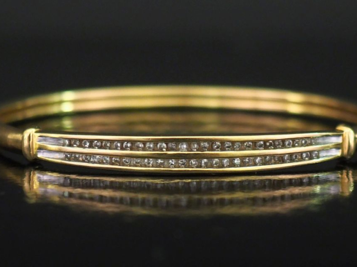 Bracelet jonc en or jaune 750, serti de deux lignes de petits diamants