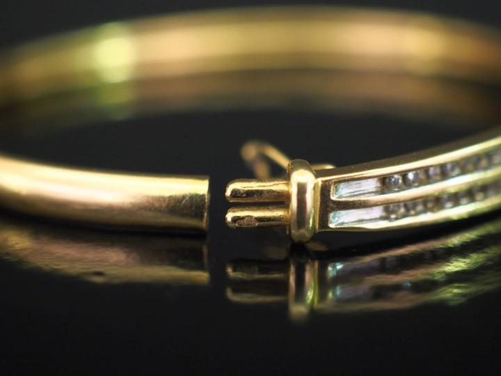 Bracelet jonc en or jaune 750, serti de deux lignes de petits diamants