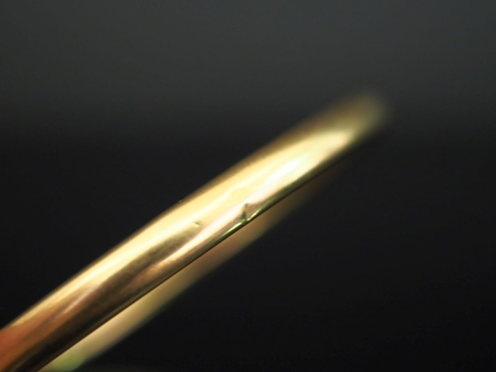 Bracelet jonc en or jaune 750, serti de deux lignes de petits diamants