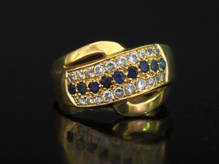 Bague de forme stylisée et ajourée en or jaune 750, sertie de pierres 