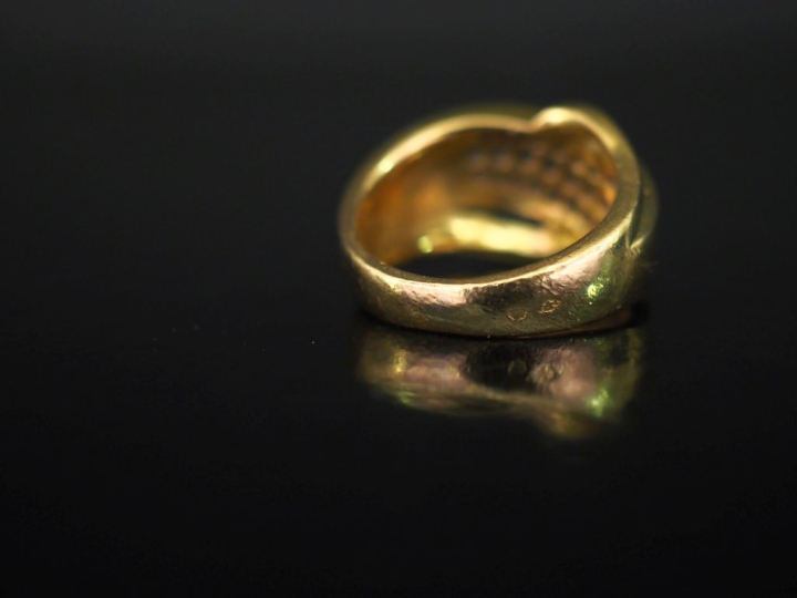 Bague de forme stylisée et ajourée en or jaune 750, sertie de pierres 