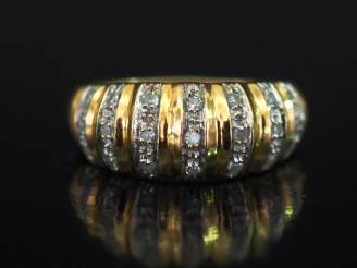 Vente aux enchères Bague jonc en or jaune 750, à décor de godrons et sertie de sept ligne