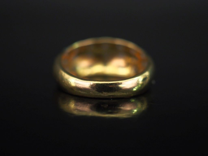 Bague jonc en or jaune 750, à décor de godrons et sertie de sept ligne