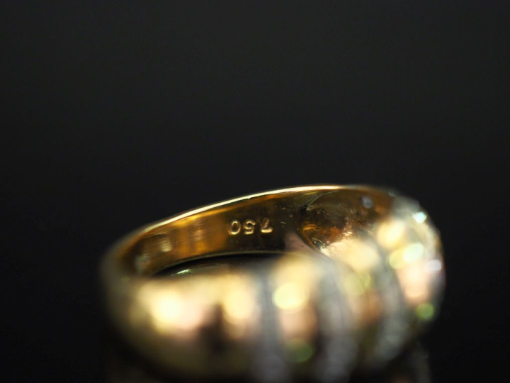 Bague jonc en or jaune 750, à décor de godrons et sertie de sept ligne