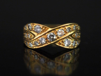 Vente aux enchères Bague de forme torsadée et ajourée en or jaune 750, sertie de diamants