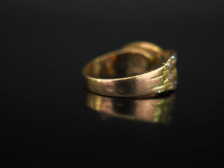 Bague de forme torsadée et ajourée en or jaune 750, sertie de diamants