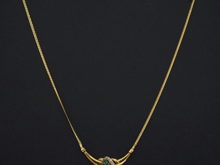 Collier souple en or jaune 750, maille plate gourmette, orné en son ce