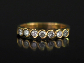 Vente aux enchères Demi alliance en or jaune 750, sertie d'une ligne de sept diamants.  T