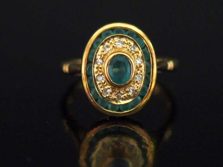 Bague en or jaune 750 de forme ovale, sertie en son centre d'une émera