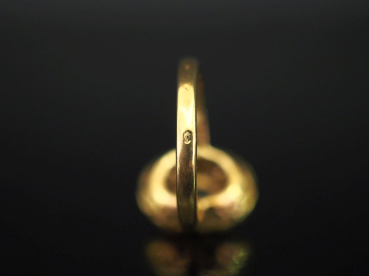 Bague en or jaune 750 de forme ovale, sertie en son centre d'une émera