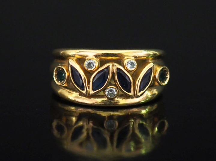 Bague bandeau en or jaune 750, à décor ajouré de feuillage et sertie d