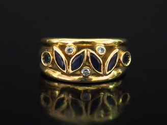 Vente aux enchères Bague bandeau en or jaune 750, à décor ajouré de feuillage et sertie d