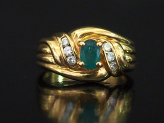 Vente aux enchères Bague de forme mouvementée en or jaune 750, à décor de godrons et sert